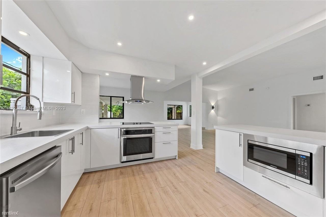 7525 Adventure Ave - Photo 3 of 16