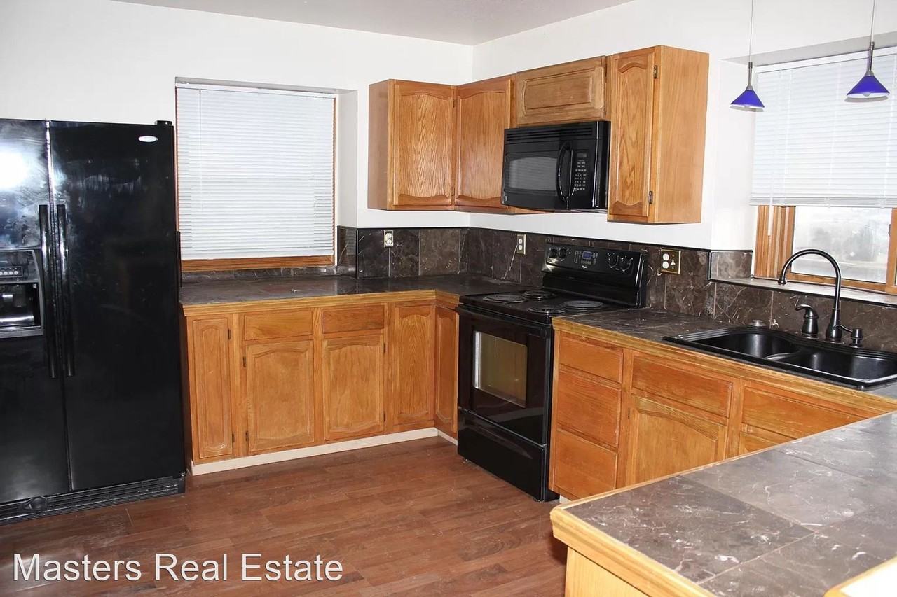 1170 Castlewood Dr - Photo 2 of 17