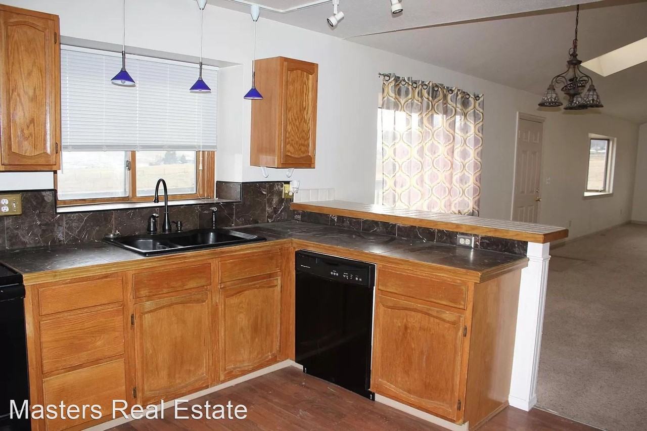 1170 Castlewood Dr - Photo 3 of 17