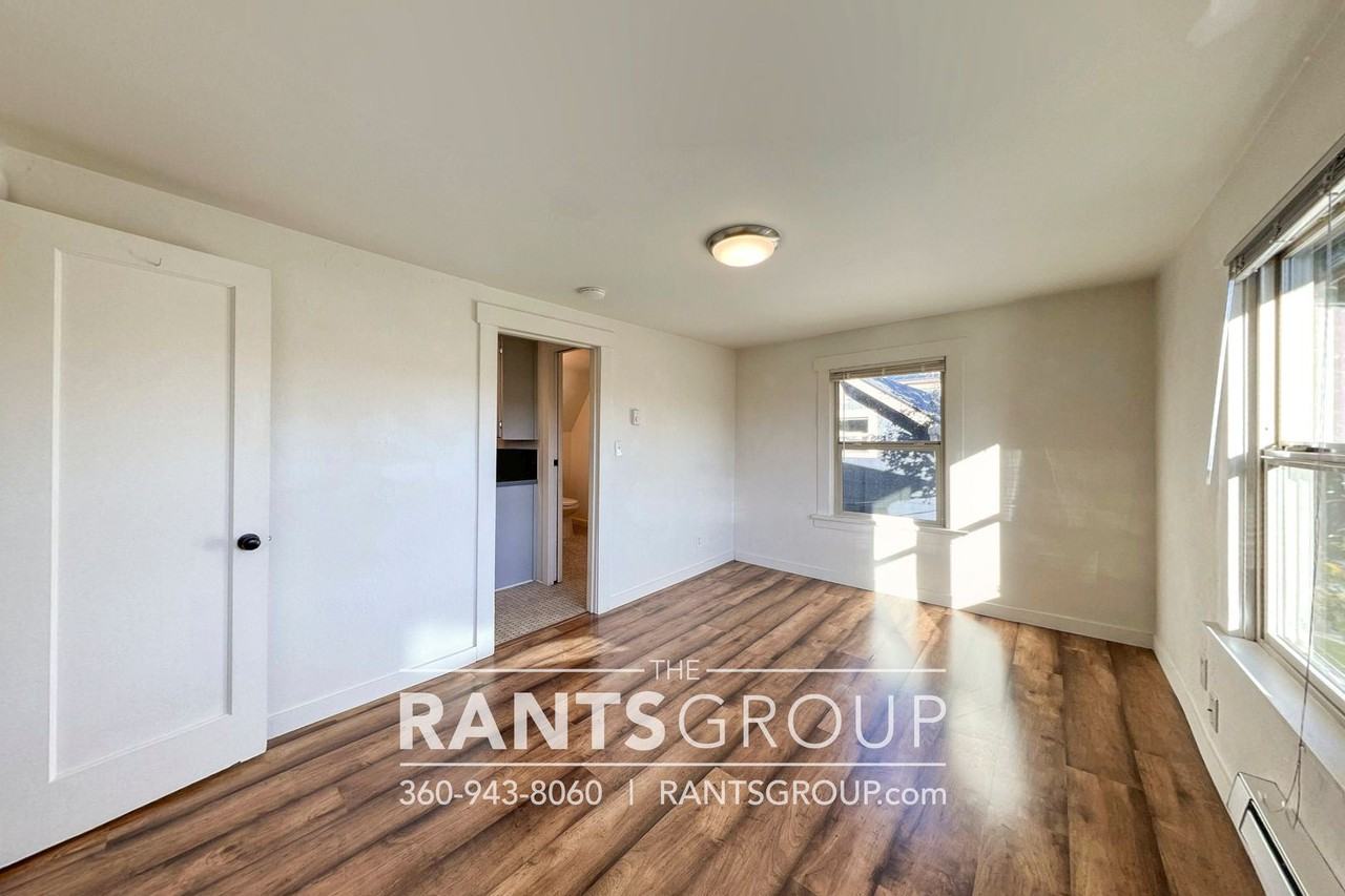 804-810 Olympia Ave NE - Photo 2 of 17