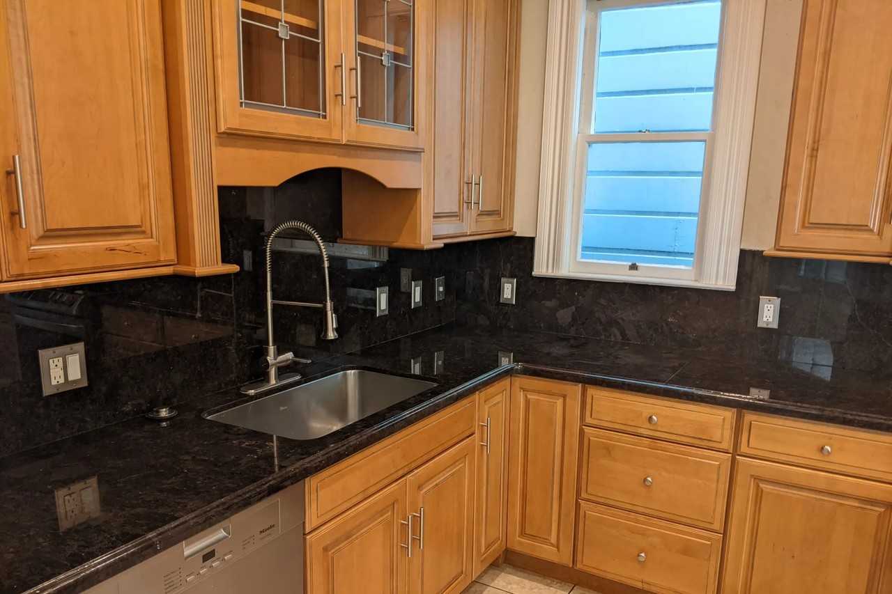 652 Waller St - Photo 3 of 22