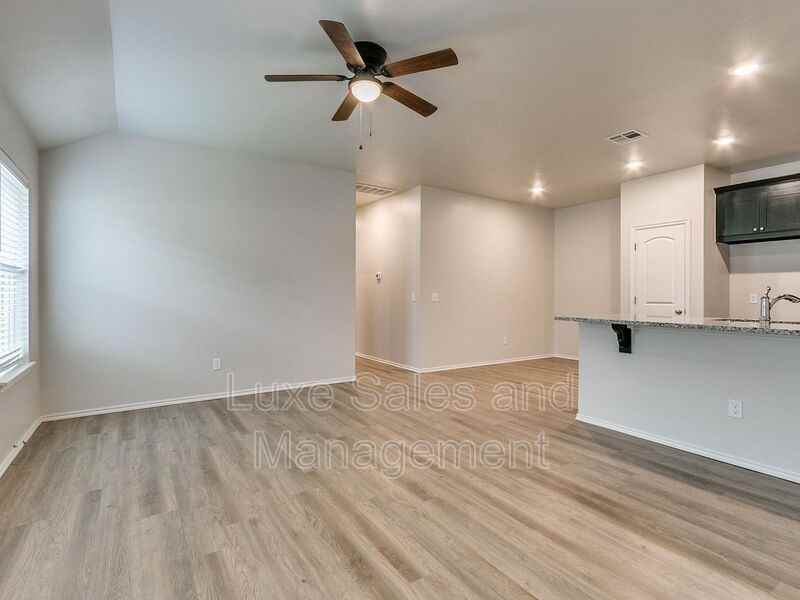 10514 Utica Dr - Photo 3 of 31