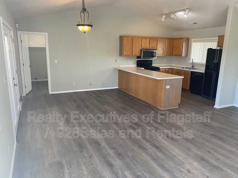 7454 Patriot Dr - Photo 3 of 9