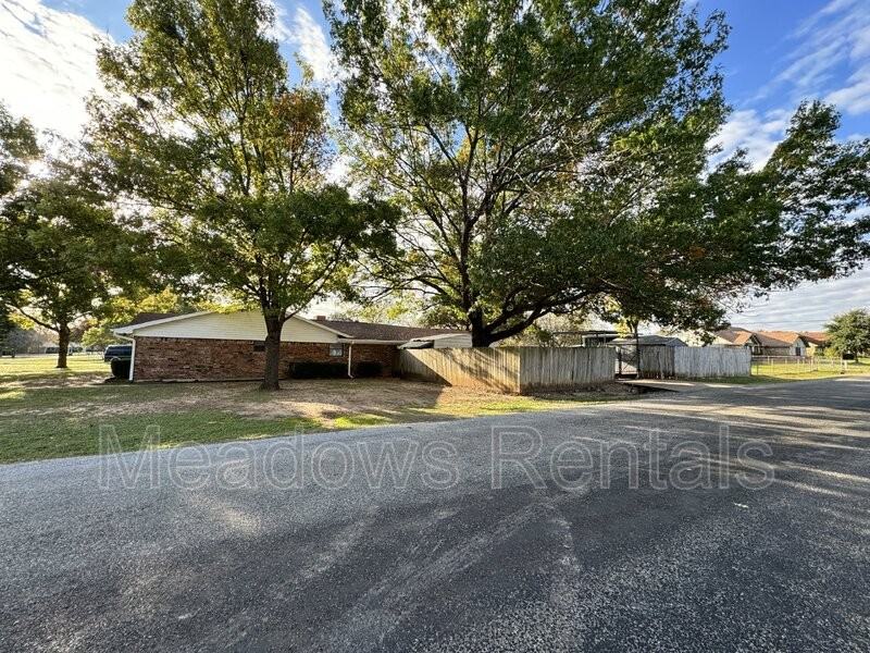 140 Towne West Dr - Photo 5 of 42