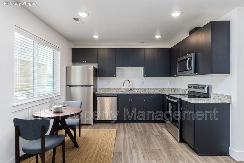 452 S 40th Ave #450 - Photo 2 of 6