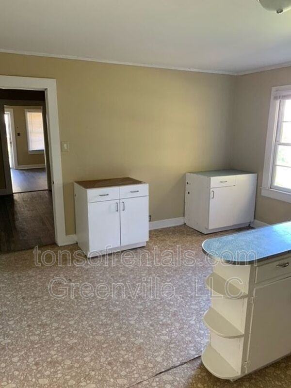 205 Curry St - Photo 4 of 13