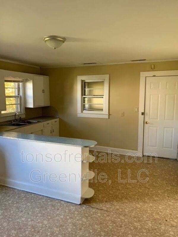 205 Curry St - Photo 5 of 13