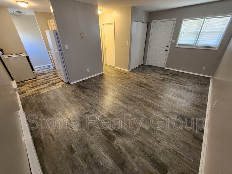 5608 E Newcomer Ave - Photo 3 of 6