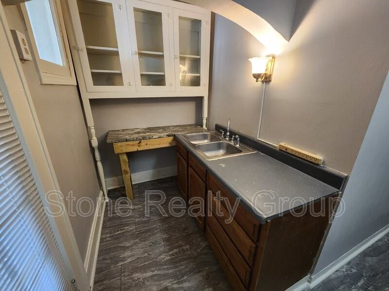 512 1/2 S 5th St - Photo 5 of 9