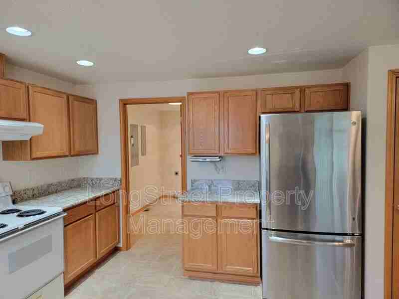 36826 N Folsom Rd Se - Photo 3 of 40