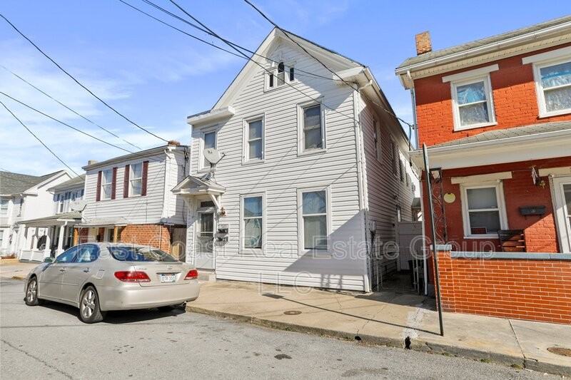 721 2nd St - Photo 4 of 34