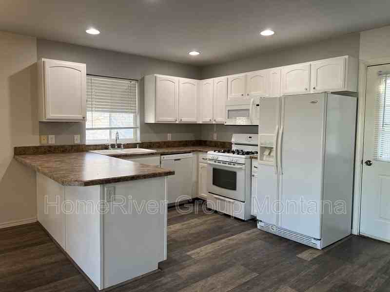 5463 Golf Dr - Photo 3 of 15