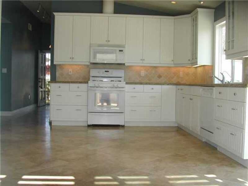 131 Nixon Cir - Photo 2 of 8