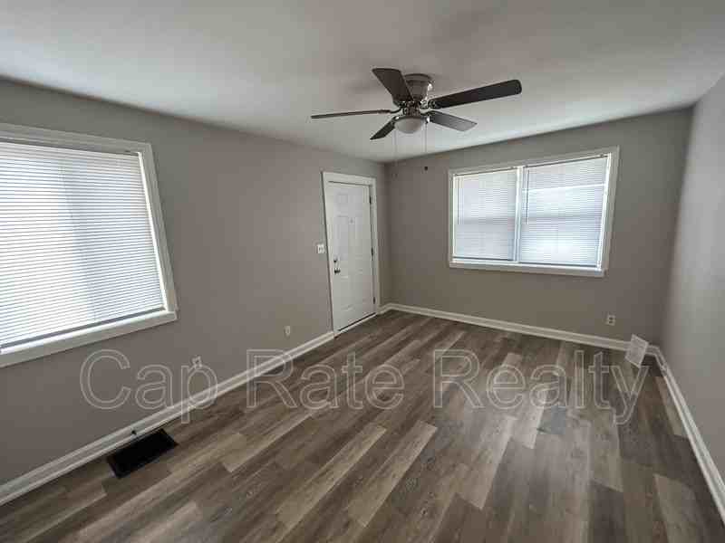 1045 Republic Ave - Photo 2 of 10