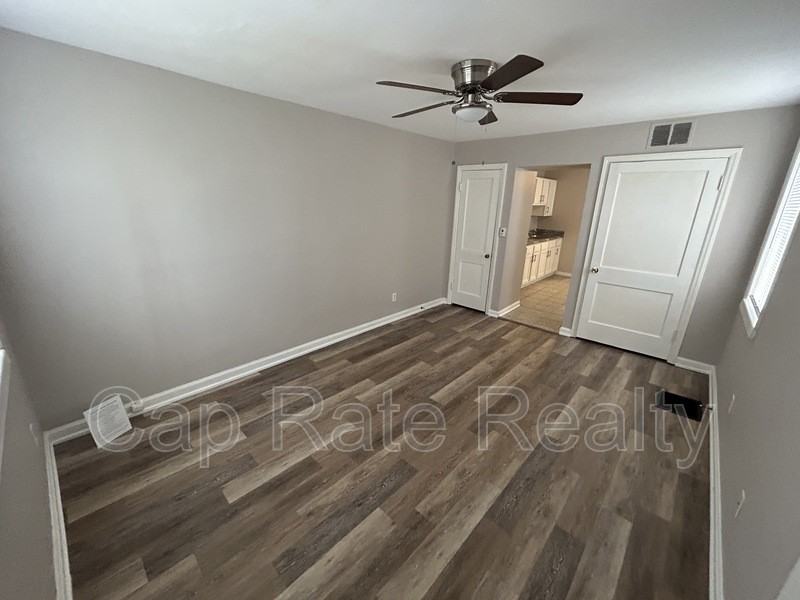 1045 Republic Ave - Photo 3 of 10