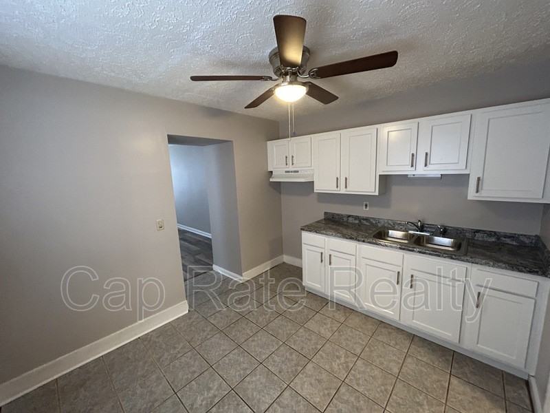 1045 Republic Ave - Photo 4 of 10