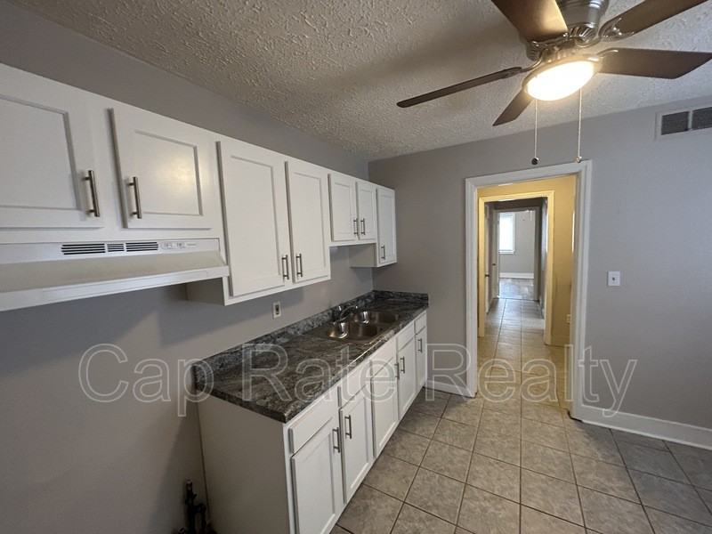 1045 Republic Ave - Photo 5 of 10