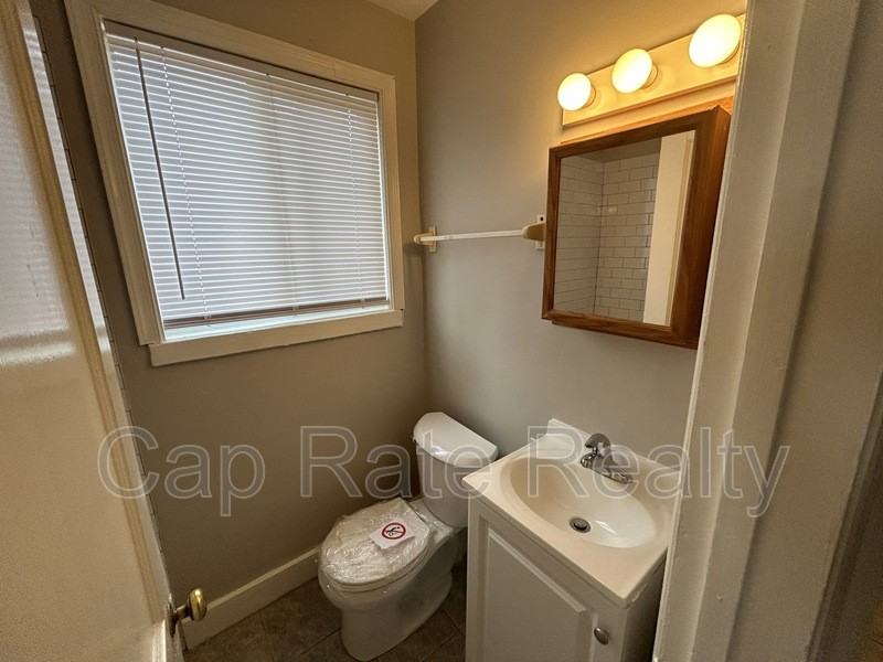 1045 Republic Ave - Photo 7 of 10