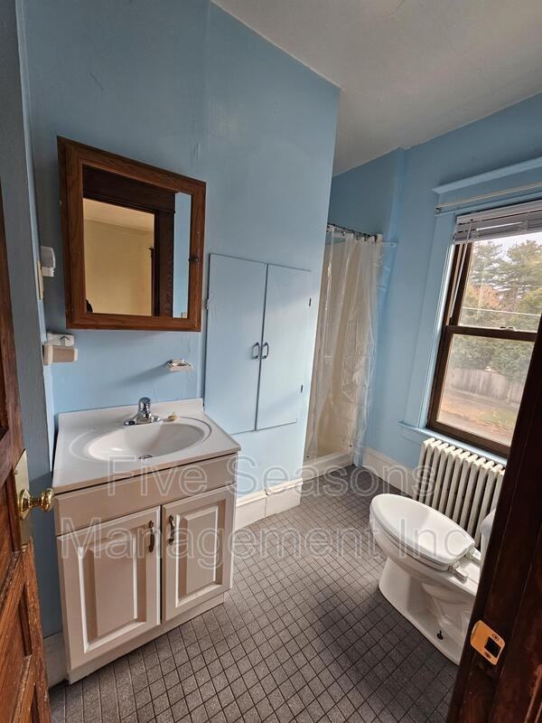 40 Monroe St - Photo 4 of 14