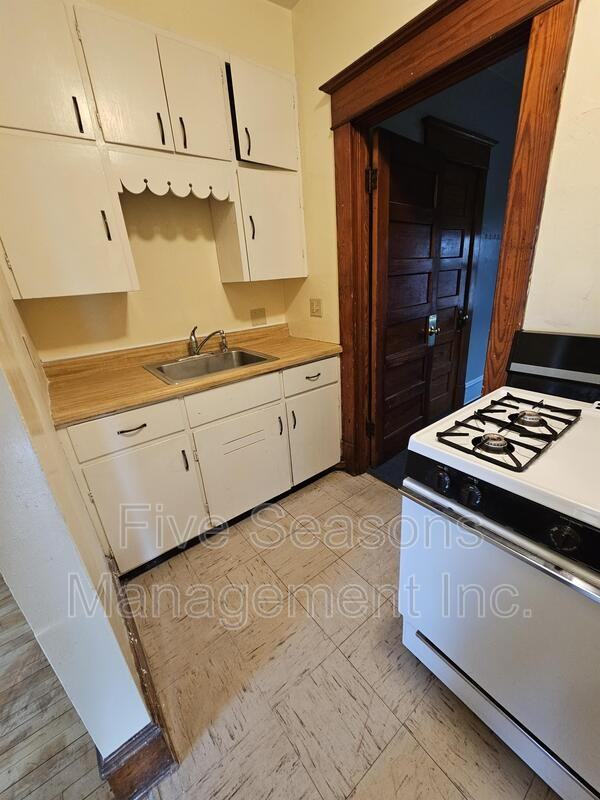 40 Monroe St - Photo 6 of 14