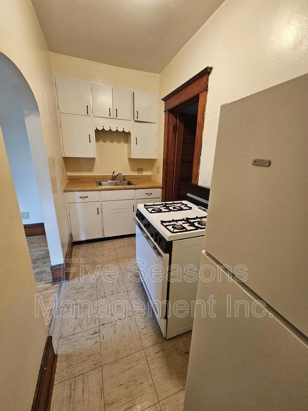 40 Monroe St - Photo 7 of 14