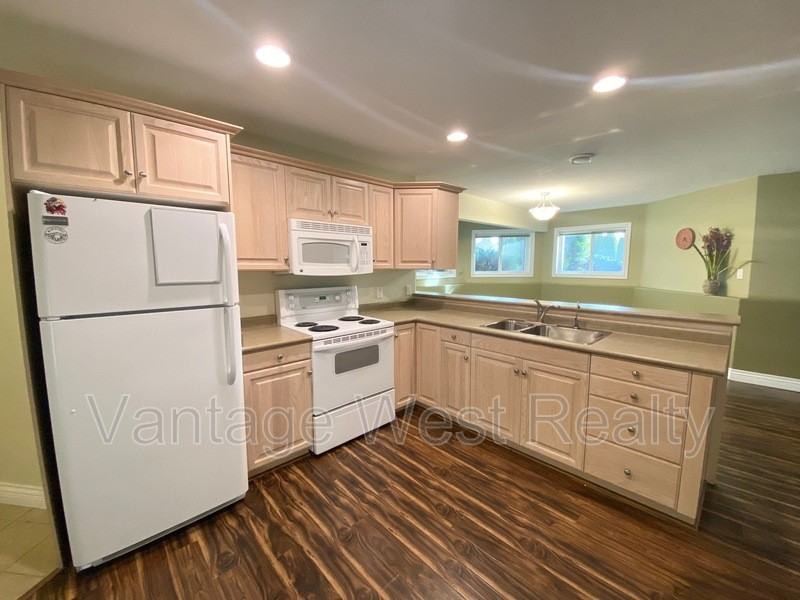 5373 Silver Star Rd #B - Photo 2 of 32