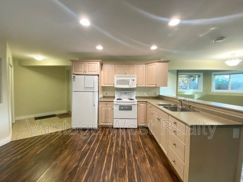 5373 Silver Star Rd #B - Photo 3 of 32