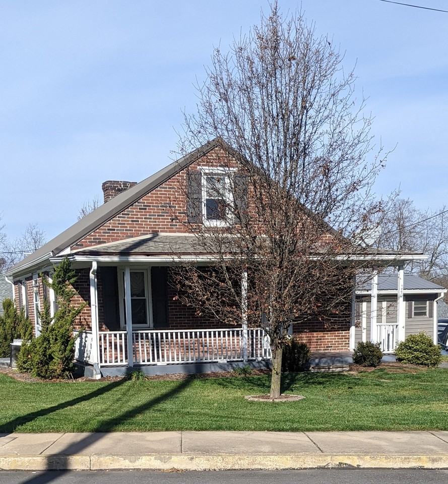 240 E Fulton St - Photo 2 of 17
