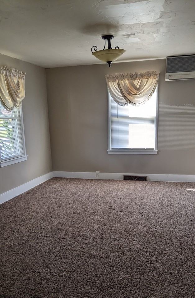 240 E Fulton St - Photo 4 of 17