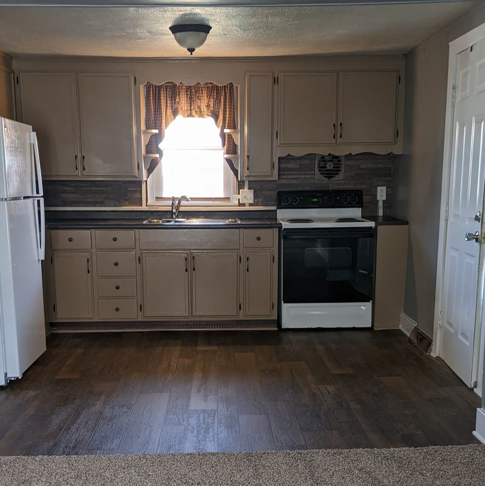 240 E Fulton St - Photo 5 of 17