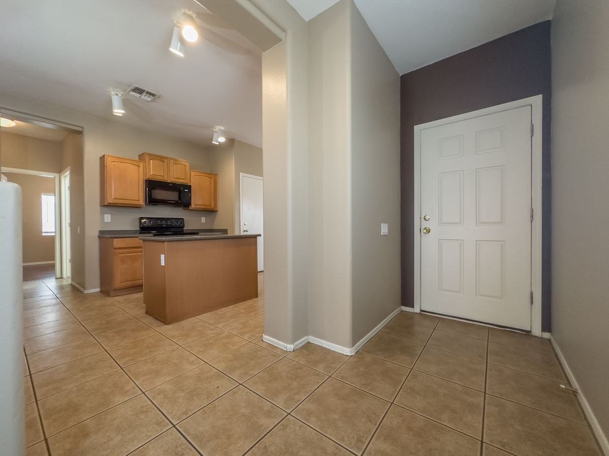 5239 W Glass Ln - Photo 3 of 23