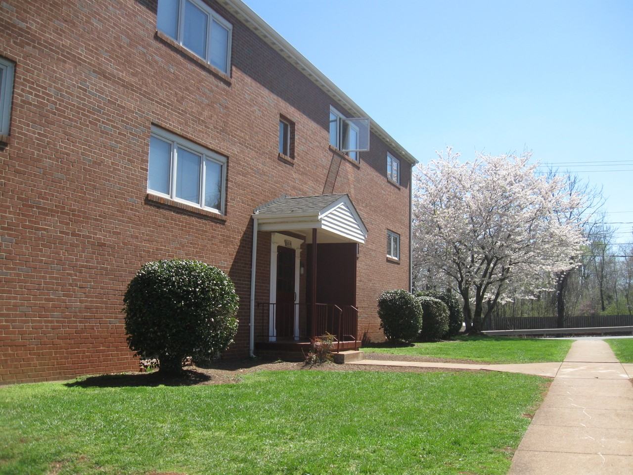 805 Briscoe St - Photo 2 of 3