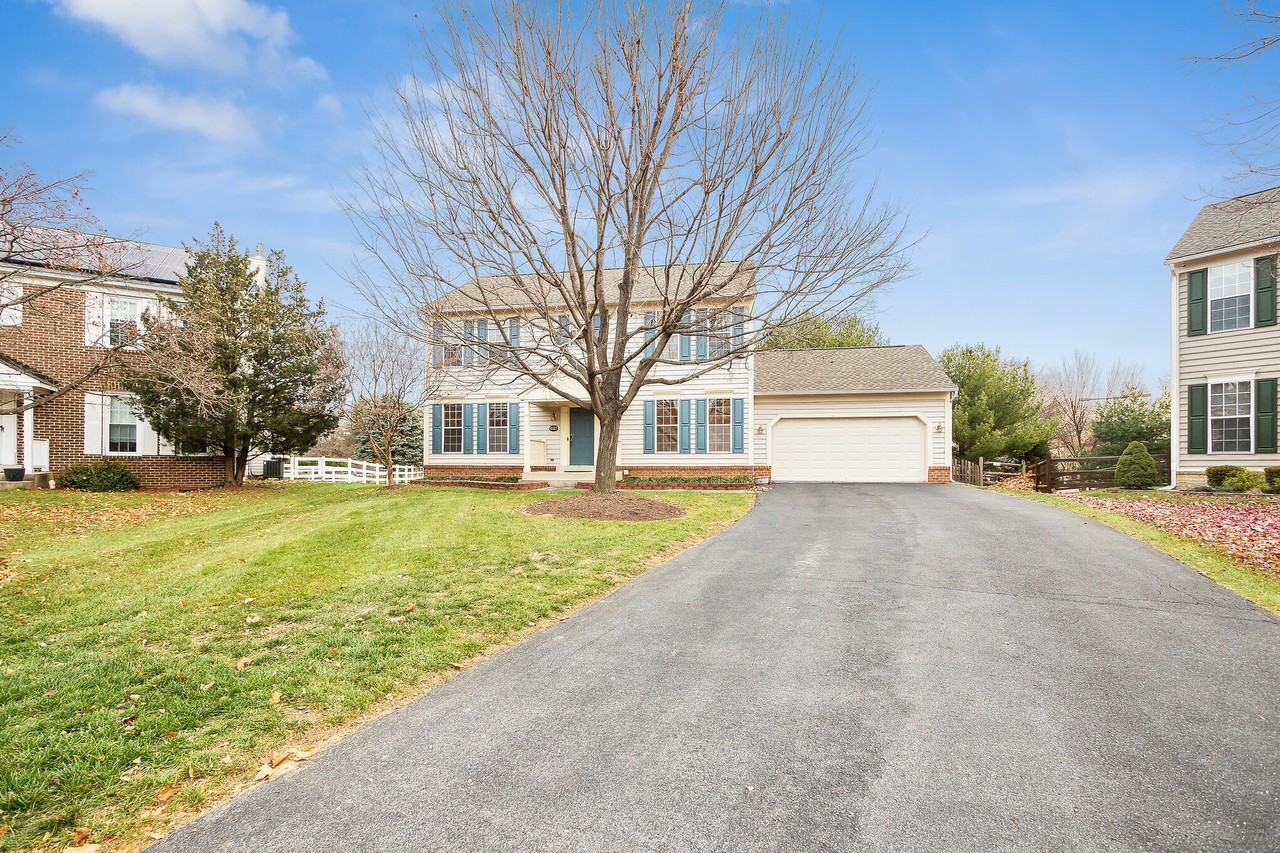 1027 Dulaney Mill Dr - Photo 2 of 30