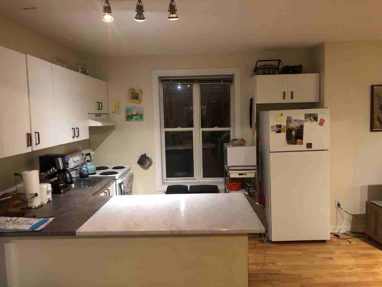 584 Lisgar St - Photo 3 of 9
