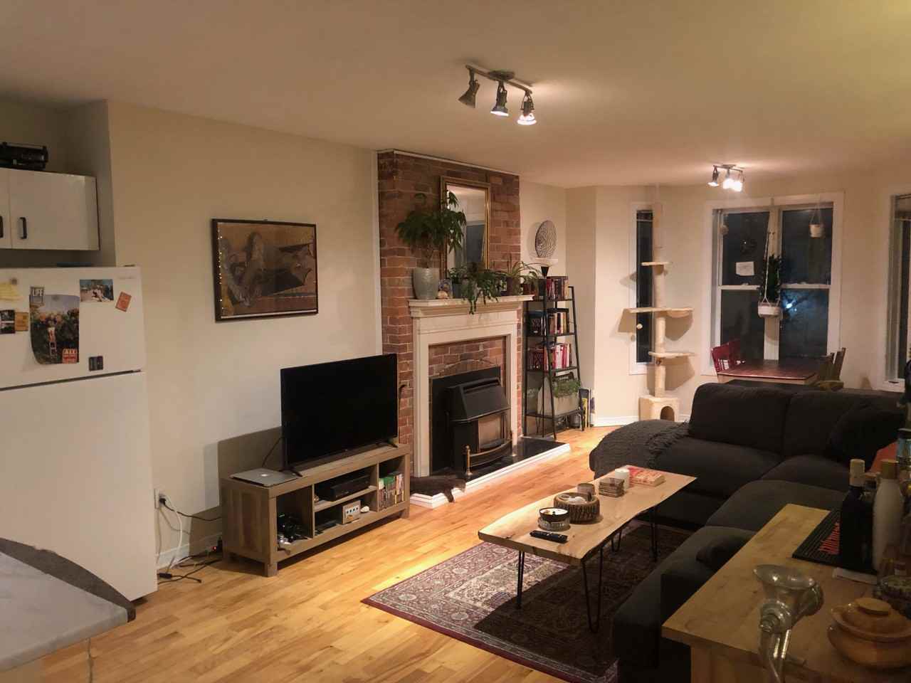584 Lisgar St - Photo 2 of 9