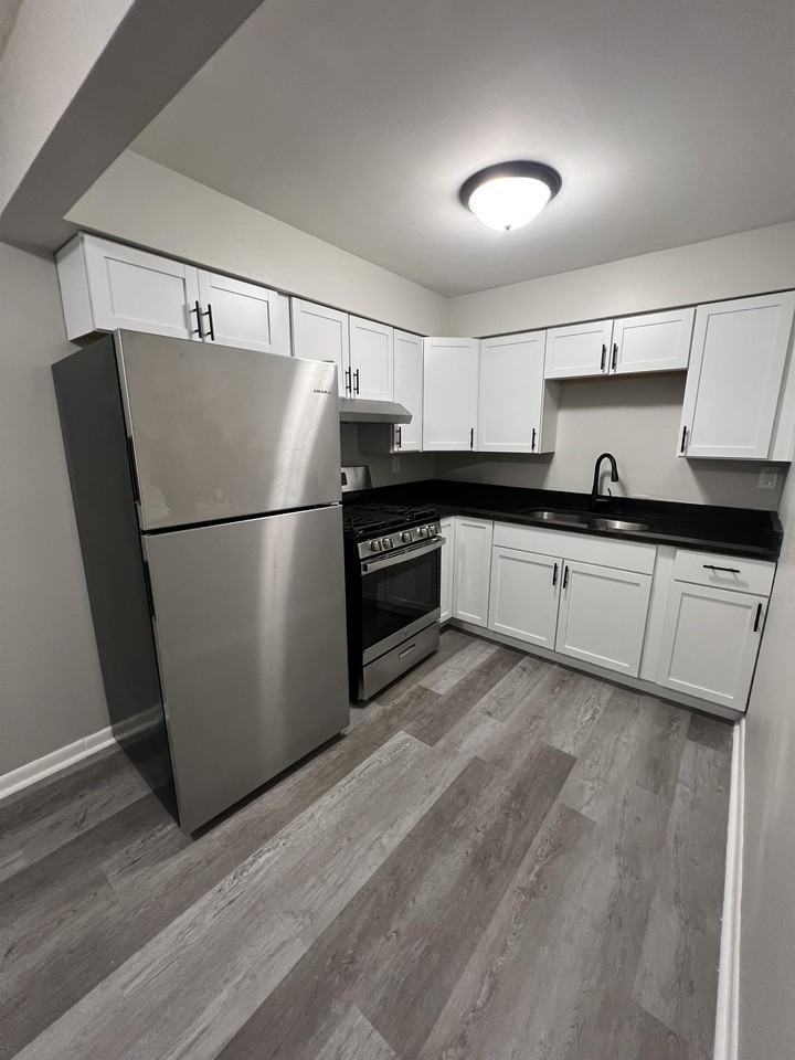 1623 Portage Ave #4 - Photo 3 of 8