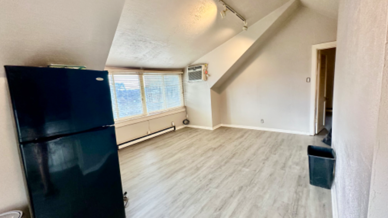 413 W Maple St #3 - Photo 4 of 16