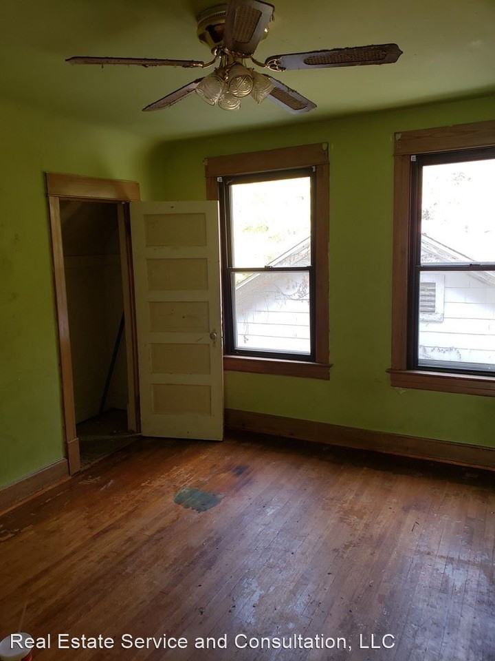 939 S 1st St - Photo 2 of 9