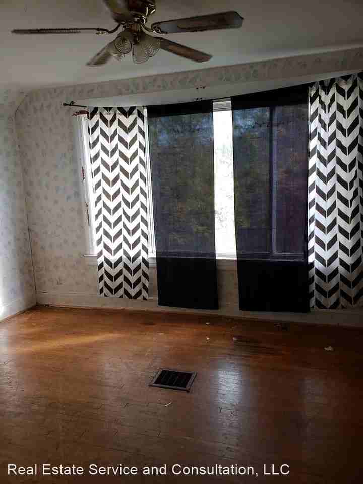 939 S 1st St - Photo 3 of 9