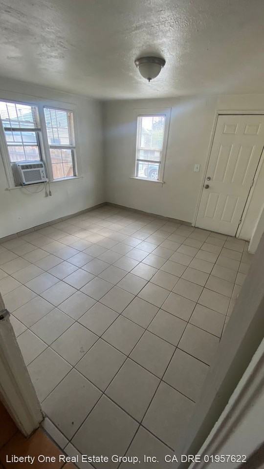 211 Ohio Dr - Photo 2 of 9