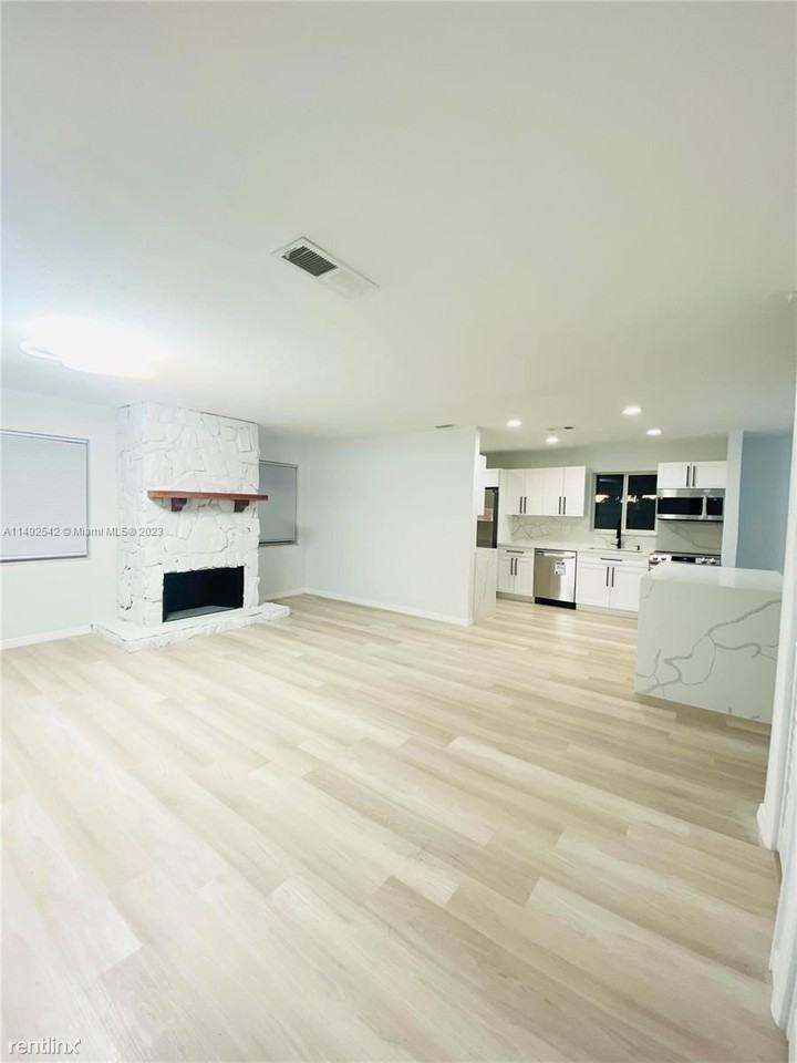 15930 Sw 90th Ave - Photo 2 of 12