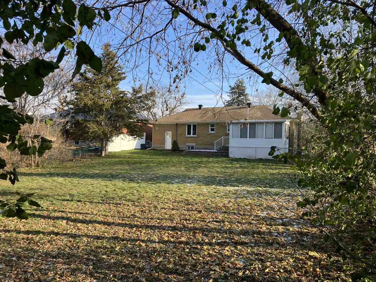 840 Denison Cres - Photo 2 of 6