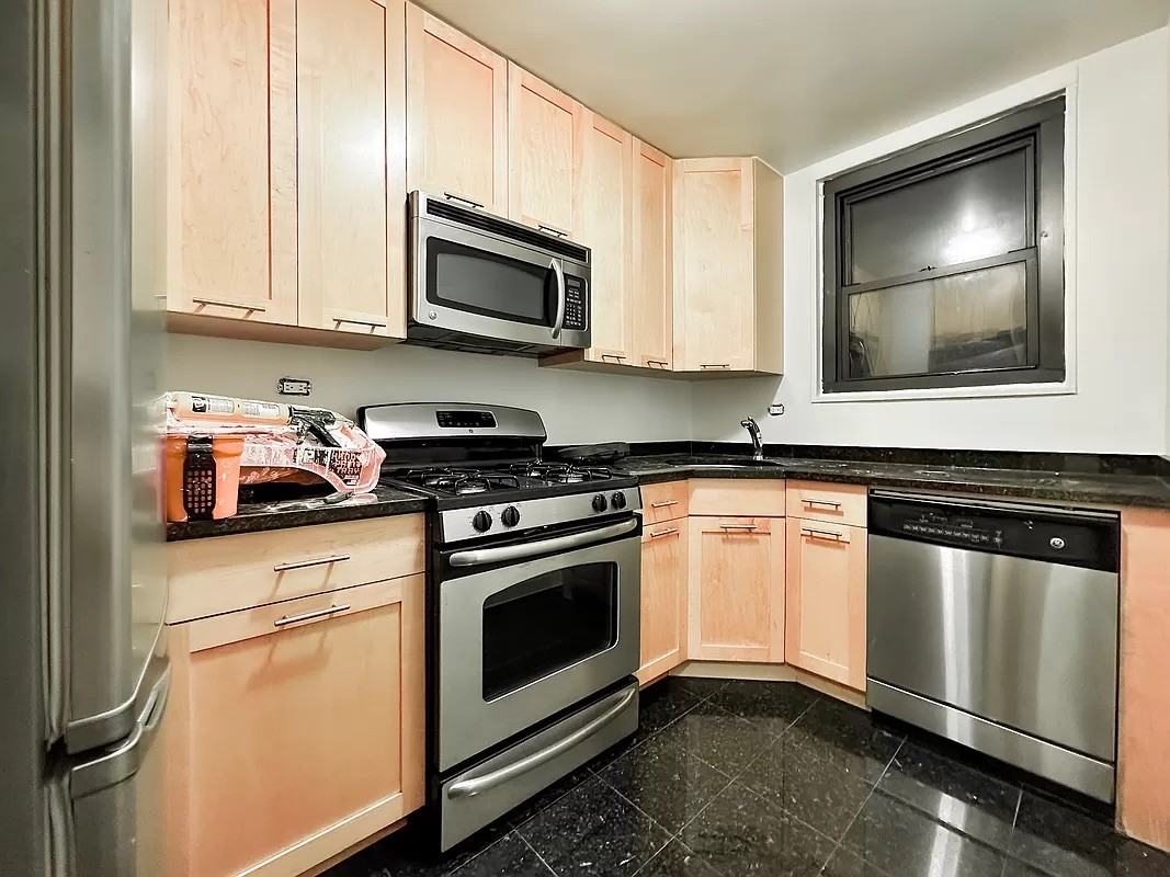 242 E 49th St #2 - Photo 2 of 7