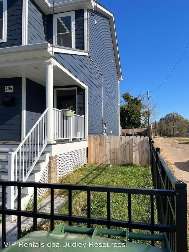 206 E 19th St - Photo 2 of 19