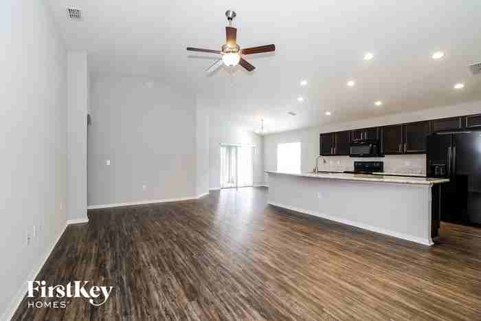 328 St Georges Cir - Photo 3 of 15