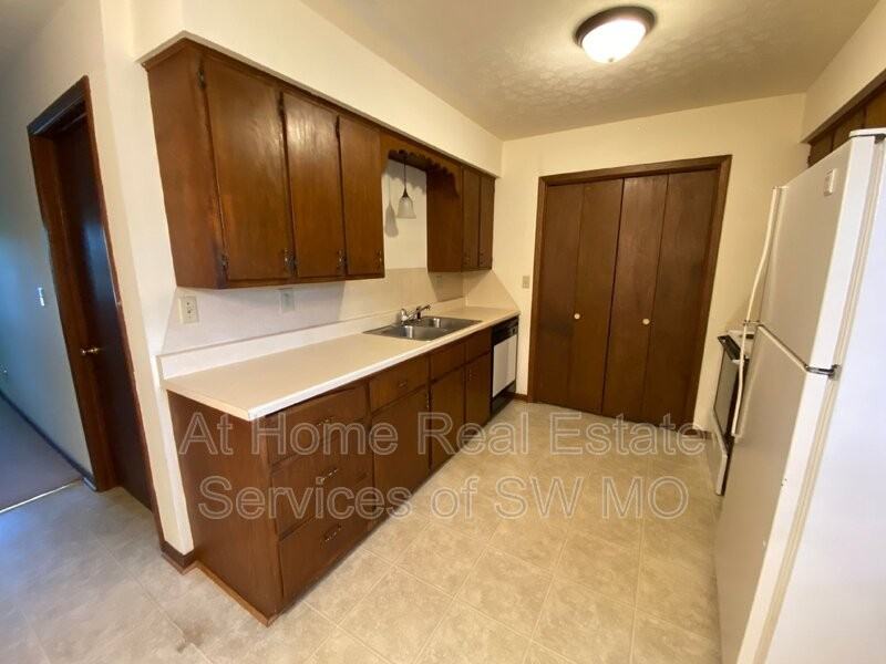 1917 Bellerive Dr - Photo 2 of 11