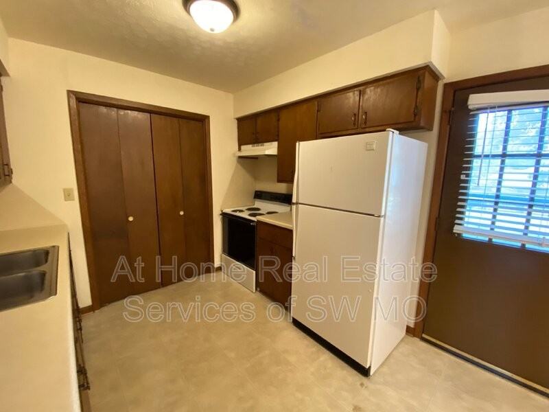 1917 Bellerive Dr - Photo 3 of 11