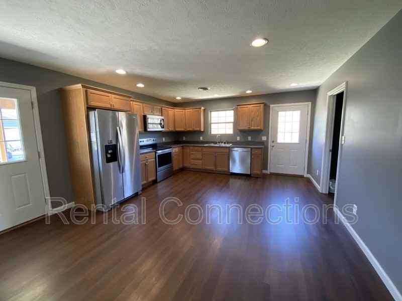 1817 Bridge St - Photo 3 of 8