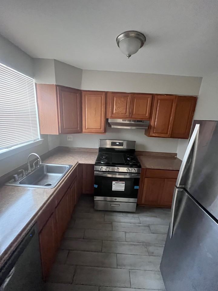 1761 Addison Rd S - Photo 4 of 28