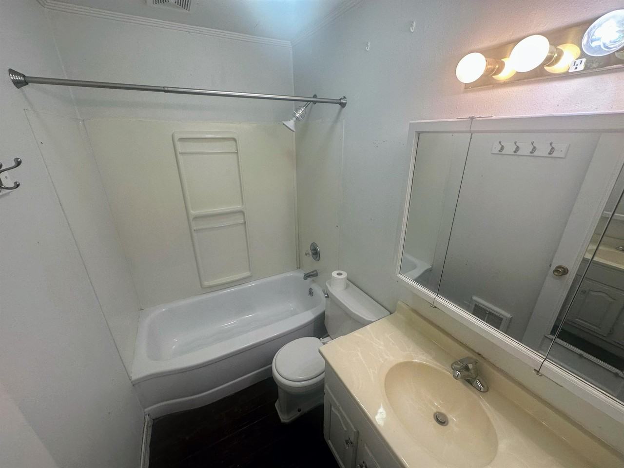 1104 5th St #1 - Photo 7 of 12